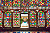  Große, kunstvolle Buntglasfenster im Shahneshin (einem speziellen Empfangsraum) des Mollabashi Historical House in Isfahan, Iran. 