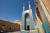  Zwei Minarette der Jameh-Moschee von Yazd, einer schiitischen Moschee im aserbaidschanischen Stil aus dem 14. Jahrhundert in der Altstadt von Yazd, Iran. 