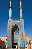  Zwei Minarette der Jameh-Moschee von Yazd, einer schiitischen Moschee im aserbaidschanischen Stil aus dem 14. Jahrhundert in der Altstadt von Yazd, Iran. 