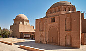 Alexanders Gefängnis (links) und das Heiligtum der Zwölf Imame (rechts), Mausoleum und Heiligtum aus dem 11. Jahrhundert, das älteste erhaltene Gebäude in Yazd, Iran.