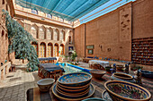 Innenhof des Rafiean's Old House, einem 250 Jahre alten Gebäude im Viertel Fahadan, in dem heute die Yazd Tourist Library untergebracht ist. Yazd, Iran.