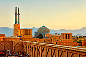  Blick vom Dach des Café Nardoon im historischen Viertel Fahadan in Yazd, Iran, auf die Altstadt bei Sonnenuntergang. 