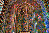  Aufwändige, mehrfarbige Fliesenarbeiten im Inneren der Nasir-al-Mulk-Moschee aus dem 19. Jahrhundert, auch bekannt als die Rosa Moschee. Shiraz, Iran. 