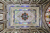  Blick von unten auf eine glänzende, mit Spiegelfliesen eingelegte Decke im Qavam-Haus (Narenjestan-e Ghavam), einem historischen Haus aus dem 19. Jahrhundert. Shiraz, Iran. 