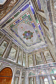 Innenansicht Raum mit aufwendigen Spiegelfliesen an Wänden und Decke im Qavam-Haus (Narenjestan-e Ghavam), einem historischen Haus aus dem 19. Jahrhundert. Shiraz, Iran.