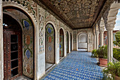  Veranda im historischen Haus Zinat Al-Molk, einer Residenz aus der Kadscharenzeit aus dem 19. Jahrhundert. Shiraz, Iran. 