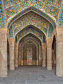  Mihrab (eine Nische in der Wand, die die Richtung nach Mekka anzeigt) in der Hauptgebetshalle der Vakil-Moschee aus dem 18. Jahrhundert. Shiraz, Iran. 