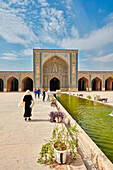  Touristen spazieren durch den Innenhof der Vakil-Moschee aus dem 18. Jahrhundert im iranischen Shiraz. 