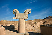  Säulenkapitell mit zwei Greifköpfen in Persepolis, der antiken Hauptstadt der persischen Könige der Achämeniden-Dynastie. Provinz Fars, Iran. 