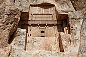  In den Felsen gehauenes Grab von Artaxerxes I., Achämenidenkönig von Persien (465–425 v. Chr.), in der Nekropole Naqsch-e Rostam in der Nähe von Persepolis, Iran. 