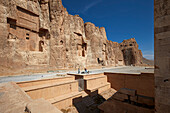  Blick auf die Nekropole Naqsh-e Rostam, einen niedrigen Felshügel (auch bekannt als Hossein-Berg) mit in den Fels gehauenen Gräbern von Königen der Achämeniden-Dynastie in der Nähe von Persepolis, Iran. 