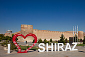  „I Love Shiraz“-Logo am Arg von Karim Khan, einer Zitadelle aus dem 18. Jahrhundert im historischen Zentrum von Shiraz, Iran. 