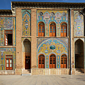 Aufwändige Fliesenarbeiten an der Fassade des Marmorthrongebäude im Golestan-Palast, UNESCO-Weltkulturerbe. Teheran, Iran.