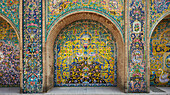  Detail der aufwendigen Fliesenarbeiten an einer Wand im Golestan-Palast, UNESCO-Weltkulturerbe. Teheran, Iran. 