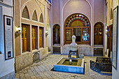  Innenansicht des Taj House, einem historischen Herrenhaus aus dem 19. Jahrhundert in Kashan, Iran. 