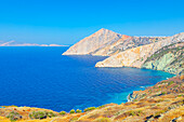  Blick auf die Küste der Insel Folegandros mit ihren bunten Felsen, Chora, Insel Folegandros, Kykladen, Griechenland 