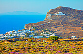 Blick auf das Dorf Chora, erbaut auf einer Klippe über dem Meer, Insel Folegandros, Kykladen, Griechenland