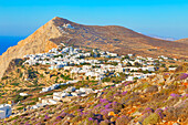 Blick auf das Dorf Chora, erbaut auf einer Klippe über dem Meer, Insel Folegandros, Kykladen, Griechenland