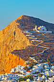 Blick auf das Dorf Chora, erbaut auf einer Klippe über dem Meer, Insel Folegandros, Kykladen, Griechenland