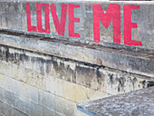 Street Art Aufdruck love me, Paris, Frankreich