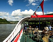 Reisende auf einem Panoramaschiff auf dem Rhein mit Blick auf Oberwesel, Oberes Mittelrheintal, Rheinland-Pfalz, Deutschland