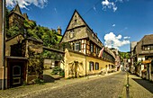  Mainzer Straße in the old town of Bacharach, on the left the town hall, Stahleck Castle and fortress towers, Upper Middle Rhine Valley, Rhineland-Palatinate, Germany 