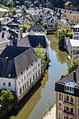 Blick auf Gebäude im Viertel Grund im Tal unterhalb des Zentrums von Luxemburg-Stadt am Ufer von Fluss Alzette, Luxemburg, Europa