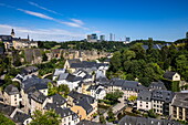 Blick auf Gebäude im Viertel Grund im Tal unterhalb des Zentrums von Luxemburg-Stadt am Ufer von Fluss Alzette, Luxemburg, Europa