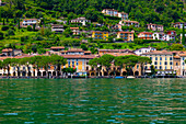 Haus am Berghang an einem sonnigen Sommertag am Ufer, Luganersee in Morcote, Lugano, Tessin, Schweiz.