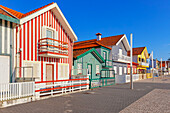  Bunt gestrichene Strandhäuser, Costa Nova do Prado, Aveiro, Portugal 