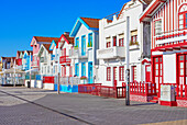  Bunt gestrichene Strandhäuser, Costa Nova do Prado, Aveiro, Portugal 