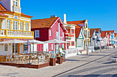  Traditionelle gestreifte Holzhäuser, Costa Nova do Prado, Aveiro, Portugal 