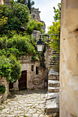 Gasse in Les Baux de Provence, Provence-Alpes-Côte d’Azur, Frankreich