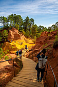 Ockerlehrpfad im ehemaligen Ockersteinbruch bei Roussillon, Département Vaucluse; Provence-Alpes-Côte d’Azur, Frankreich.