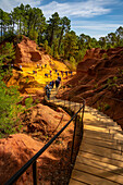 Ockerlehrpfad im ehemaligen Ockersteinbruch bei Roussillon, Département Vaucluse; Provence-Alpes-Côte d’Azur, Frankreich.