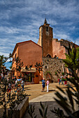 Kirche in der Altstadt von Roussillon, Département Vaucluse, Provence-Alpes-Côte d’Azur, Frankreich