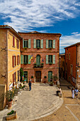 Häuser und Touristen in der Altstadt von Roussillon, Département Vaucluse, Provence-Alpes-Côte d’Azur, Frankreich