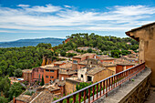 Ausblick von der Altstadt von Roussillon, Département Vaucluse, Provence-Alpes-Côte d’Azur, Frankreich