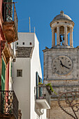  Glockenturm von Locorotondo, Apulien, Italien. 