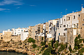  Häuser entlang der Lama Monachile in Polignano a Mare, Apulien, Italien. 