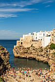 Blick auf Cala Monachile, Lama Monachile von der römischen Brücke hinter der Bucht Polignano a Mare, Apulien, Italien.