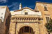 Der Marquisbogen, früher Hauptdurchgang zum Dorf Polignano a Mare. Apulien, Italien.