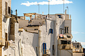  Häuser entlang der Lama Monachile in Polignano a Mare, Apulien, Italien. 