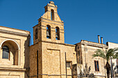  Alte Kirche mit Glockenturm in Mesagne, Apulien, Italien. 