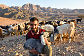 Hirte und Ziegenherde, Beduinenlager in der Nähe von Wadi Dana und Araba-Tal, Dana-Biosphärenreservat, Jordanien, Naher Osten, südliche Levante, Westasien