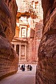  Al-Khasneh (Schatzkammer des Pharaos) vom Siq aus gesehen, dem ikonischen Grab der historischen und archäologischen nabataäischen Stadt Petra, UNESCO-Weltkulturerbe, Jordanien, Naher Osten, südliche Levante, Westasien 