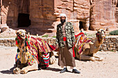 Bedouin proposant des balades à dos de chameau aux touristes, sur le site historique et archéologique de la cité nabatéenne de Petra, Patrimoine mondial de l'UNESCO, Jordanie, Proche-Orient, Asie occidentale // Bedouin offering camel rides to tourists, on the historical and archaeological site of the Nabataean city of Petra, UNESCO World Heritage Site, Jordan, Near East, Southern Levant, West Asia