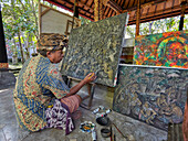 Indonesischer Künstler arbeitet im Agung Rai Museum of Art. Ubud, Bali, Indonesien.