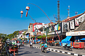 Verkehr auf der Malioboro Street. Yogyakarta, Java, Indonesien.