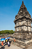  Touristen auf dem Prambanan-Hindu-Tempelgelände. Sonderregion Yogyakarta, Java, Indonesien. 